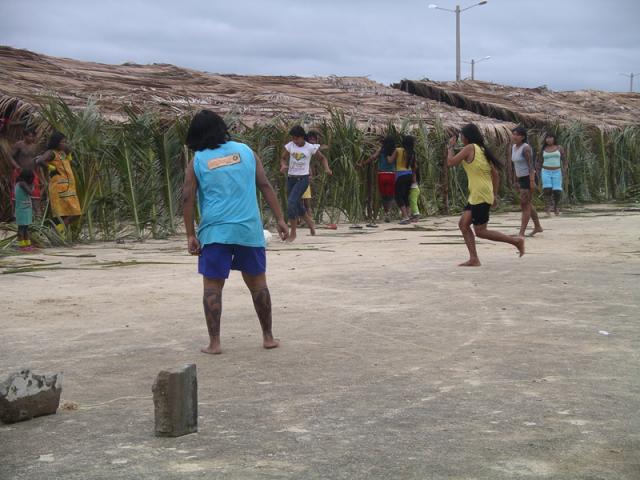 Indígenas jogando futebol