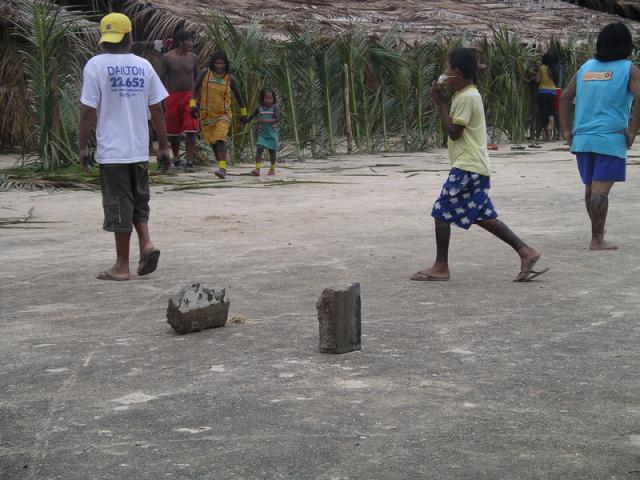 Indígenas jogando futebol.