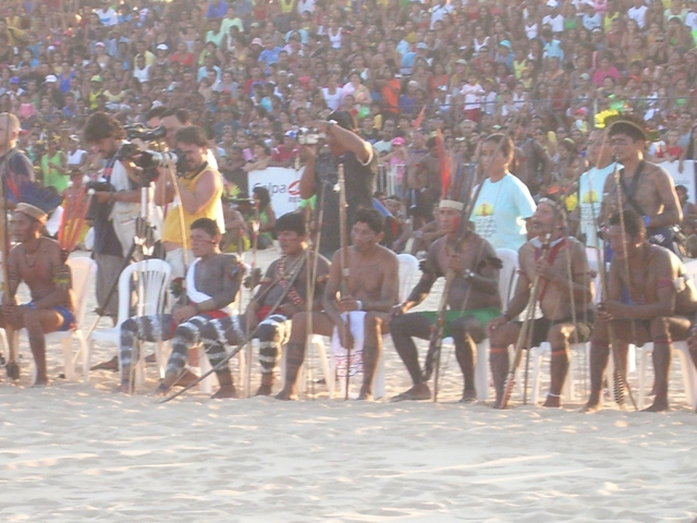 Índios aguardando para competir