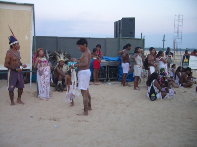 Arena, índios aguardando