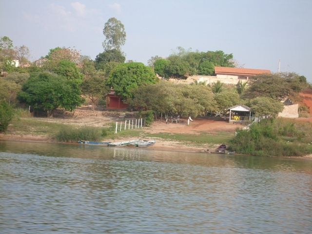 Casas à beira do rio