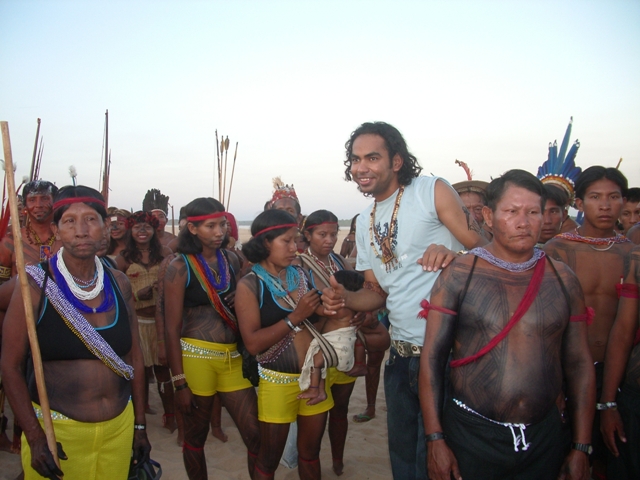 Foto posada com índios