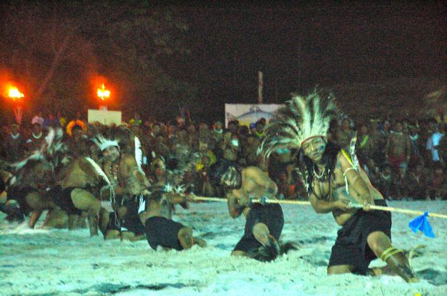 índios disputando cabo de força