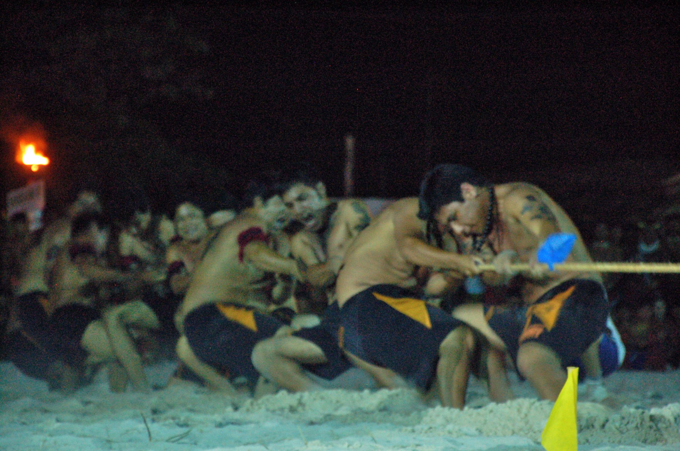 índios disputando cabo de força