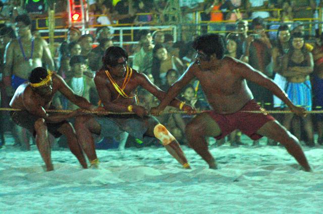 índios disputando cabo de força