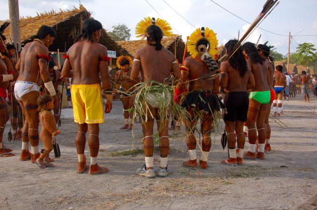 índios agrupados em círculo