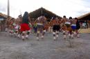 índios reunidos em círculo realizando ritual