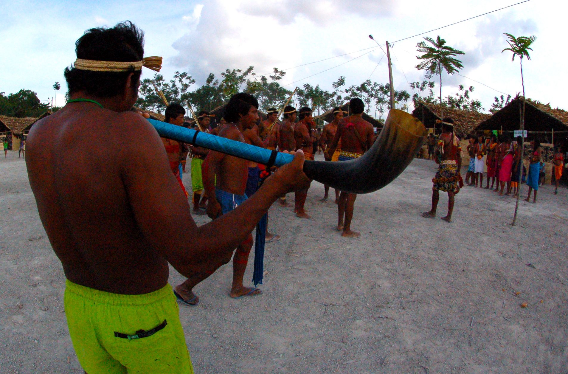 índio tocando instrumento típico em ritual