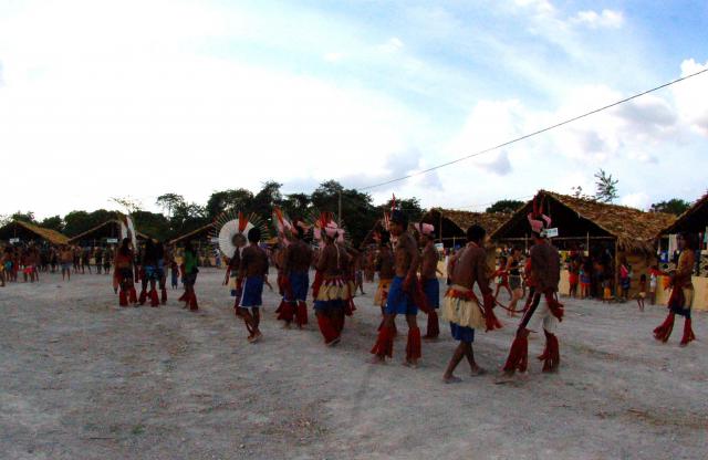 índios em ritual