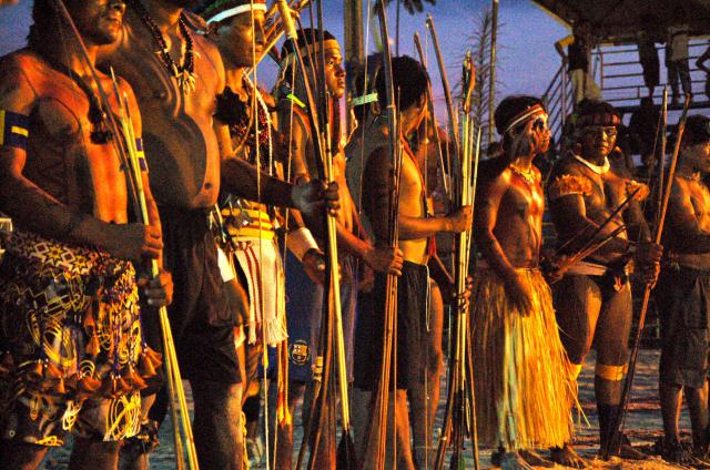 índios lado a lado na arena