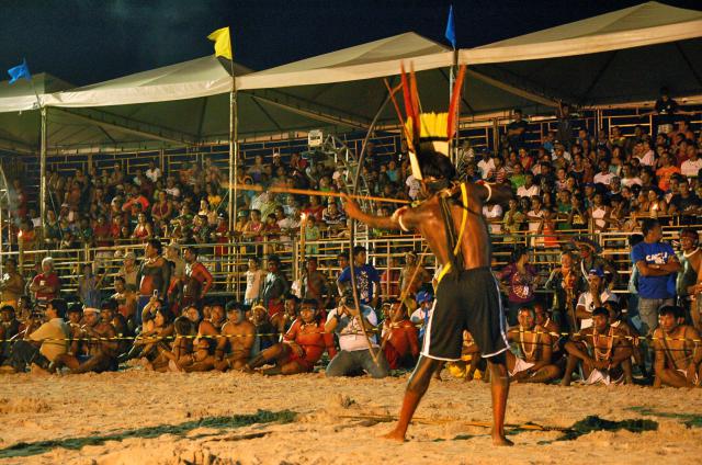 índio com arco e flecha armados