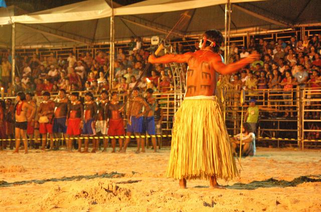 índio atirando flecha