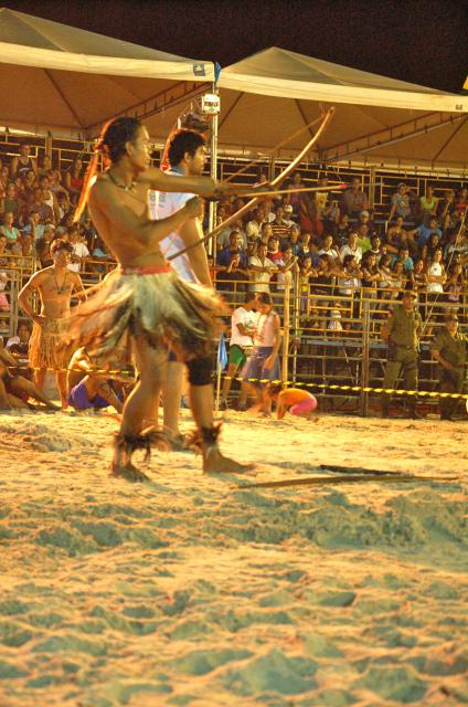 índio com arco e flecha armados