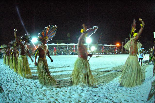 índios na arena com vestimenta típica