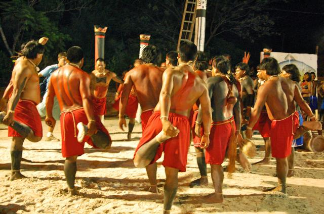 grupo de índios em alongamento