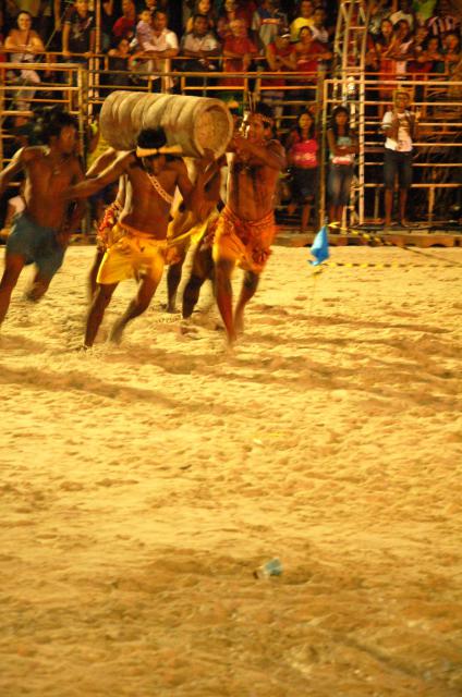 índios correndo com tora