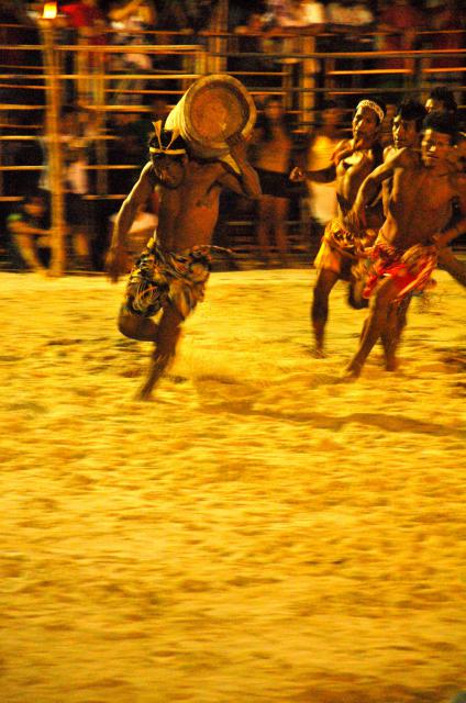 índios correndo com tora