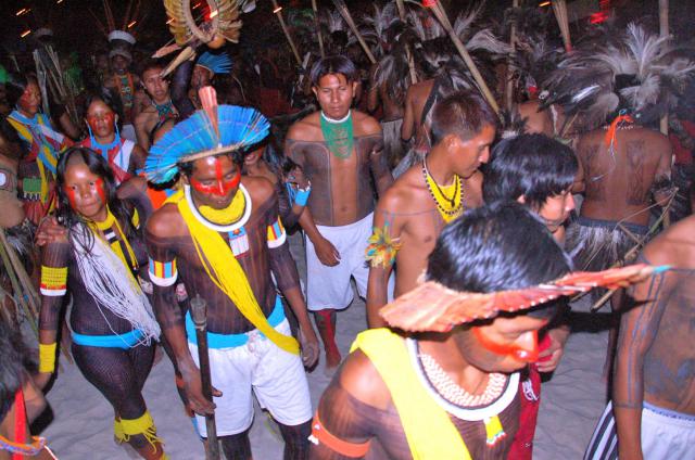 índios caminhando