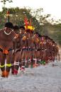 Índios enfileirados em ritual