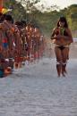 Fileiras de índios e índias em ritual