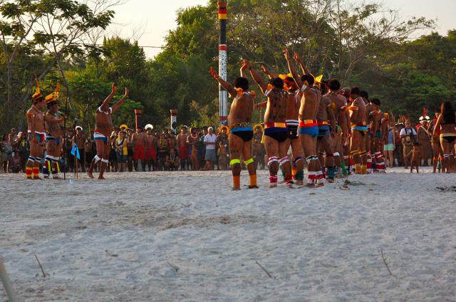 Índios em ritual