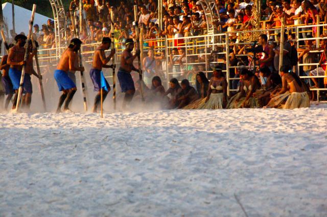 Índios com varas em ritual