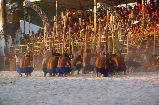 índios agachados em ritual