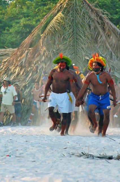 índios de mãos dadas em ritual