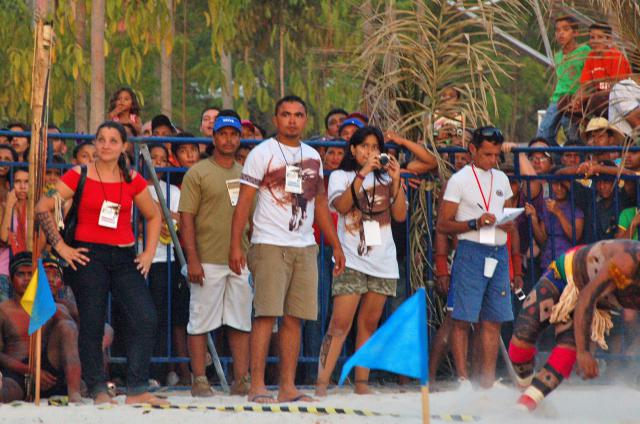 pessoas observando arremesso de lança