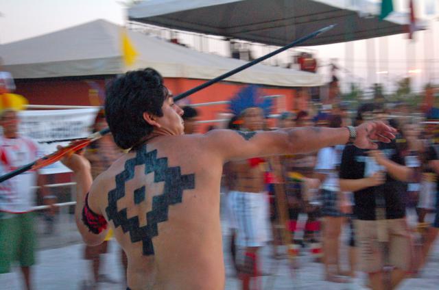 índio se preparando para arremessar lança