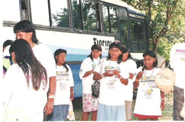 Índios em frente o ônibus