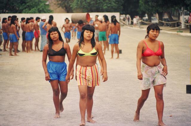 Mulheres indígenas caminhando na arena