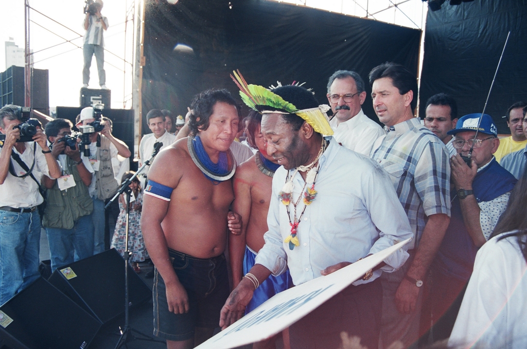 Pelé pousa para foto com represenantes Kaiapó