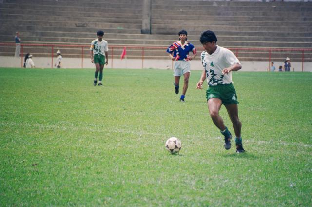 Índios jogando futebol