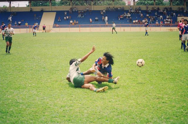 Índios jogando futebol