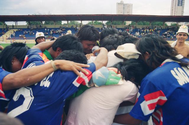 Índios reunidos, comemorando