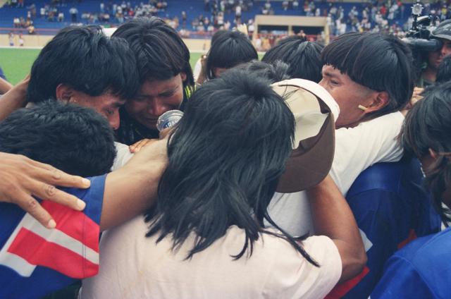 Índios reunidos, comemorando