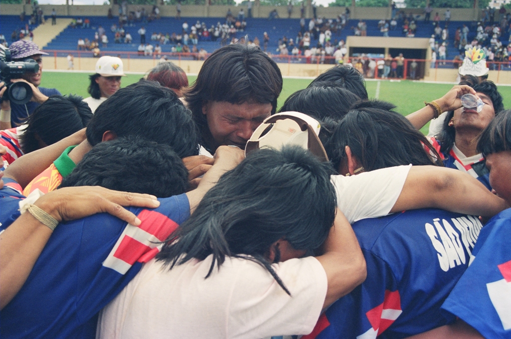 Índios reunidos, comemorando