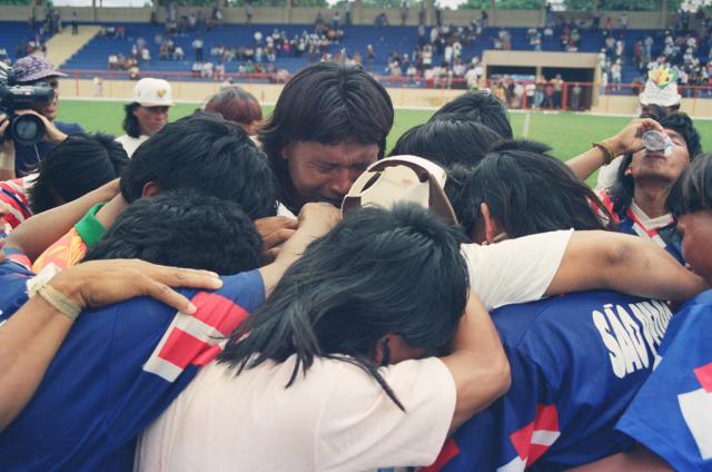 Índios reunidos, comemorando