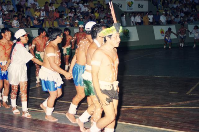 Índios em ritual 