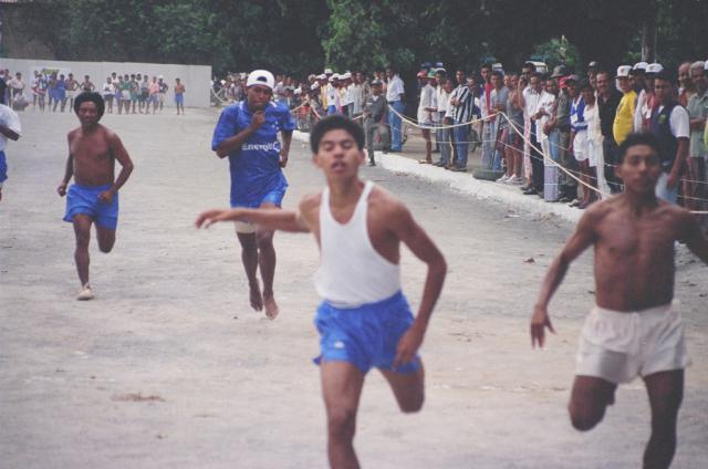 Índios correndo