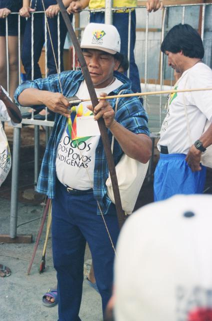 Índio manuseando arco e flecha