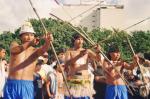 índios com arco e flecha armados