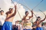 índios com arco e flecha armados