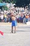 índio com arco, após atirar flecha