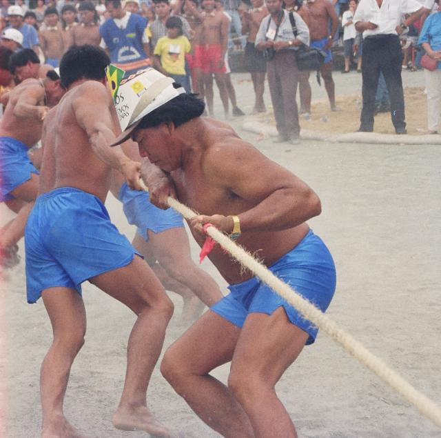 índios disputando cabo de força