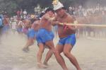 índios disputando cabo de força