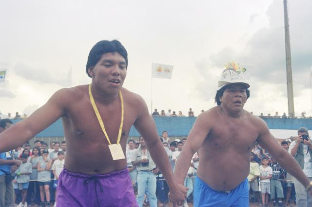 índios com mãos dadas