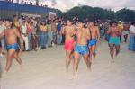 índios caminhando e comendo