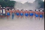 índios de mãos dadas, em ritual